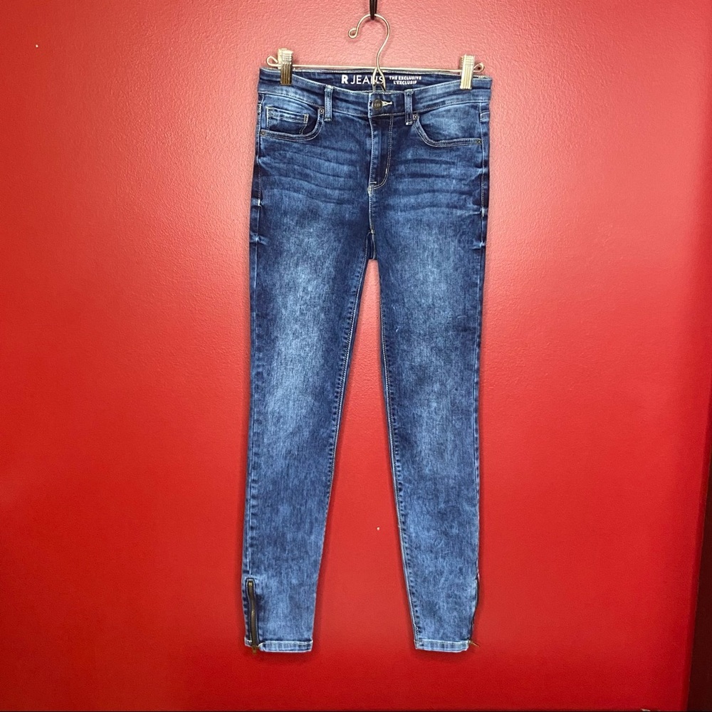 Reitmans mid rise, slight ' acid wash jeans with working side zips at the ankle.